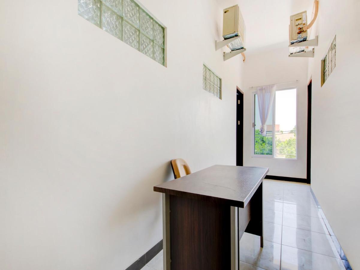 Oyo Life 3987 Kost Aditya Сурабая Екстериор снимка